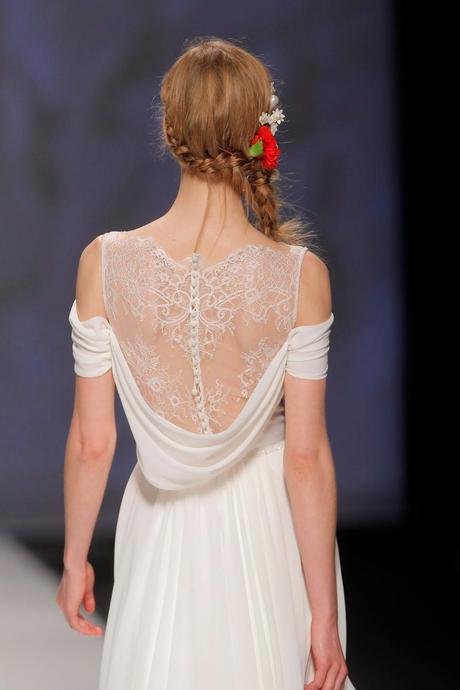 Victorio & Lucchino sorprende en la Pasarela Gaudí con vestidos de novia vaporosos y con caída