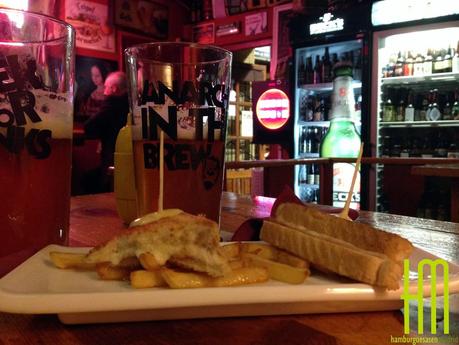 BADEN BADEN: Cerveza en grandes cantidades y hamburguesas de batalla.