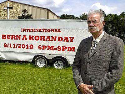 Terry Jones tacha de cobardes y fariseos a los cristianos contrarios a su idea de quemar coranes