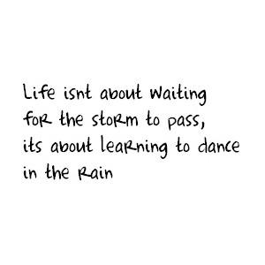 Bailar abajo de la lluvia.