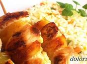 Mini brochetas pollo piña arroz salteado