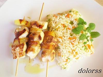 MINI BROCHETAS DE POLLO Y PIÑA CON ARROZ SALTEADO