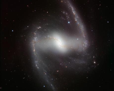 Una elegante galaxia en una luz inusual