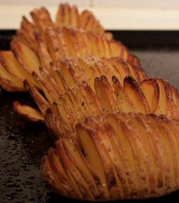 CARRILLERAS DE BUEY CONFITADAS CON SALSA DE VINO TINTO Y PATATAS HASSELBACK