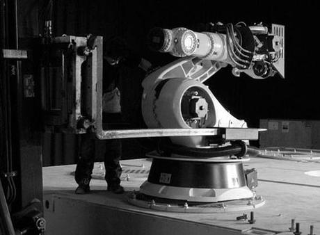 Around the London Design Festival (part I) 3OUTRACE_100729_ROBOTMOUNTING_01