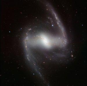 Una elegante imagen de la galaxia NGC1665 bajo luz infrarroja