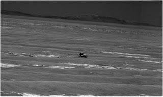 Vista de una roca oscura que puede ser un meteorito de hierro encontrado por Opportunity