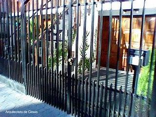 Escalera y jardín en la fachada Escalera y jardín en la fachada