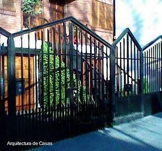 Escalera y jardín en la fachada Escalera y jardín en la fachada