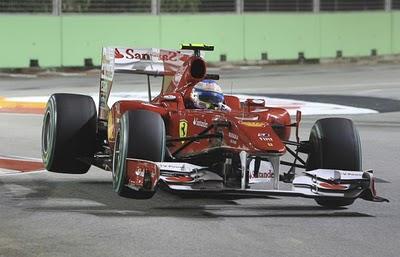 Alonso sale de caza en la noche de Singapur