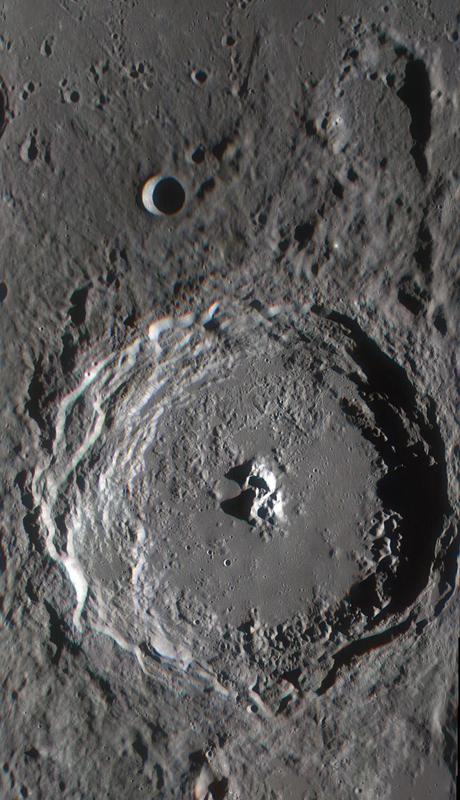 La Luna con luz rasante