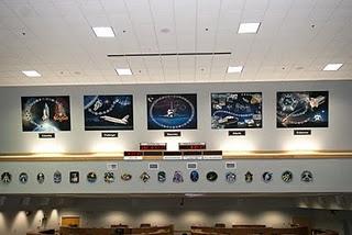 Por encima del reloj de cuenta regresiva, desde la izquierda y en el orden en que llegaron a Kennedy están los homenajes artísticos a Columbia, Challenger, Discovery, Atlantis y Endeavour