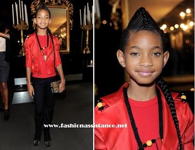 Willow Smithjunto a su madre Jada, Kylie Minogue y Naomi Campbell en el Vip Room del desfile de Dolce & Gabanna