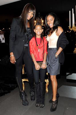 Willow Smithjunto a su madre Jada, Kylie Minogue y Naomi Campbell en el Vip Room del desfile de Dolce & Gabanna
