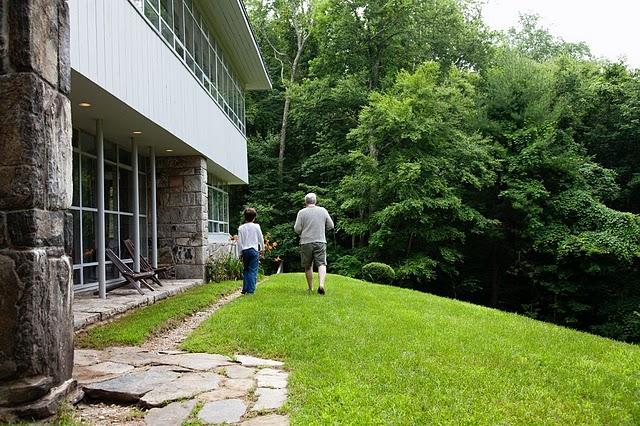 El lujo de una casa abierta al bosque