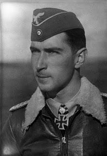 El Führer condecora a Werner Mölders - 22/09/1940.