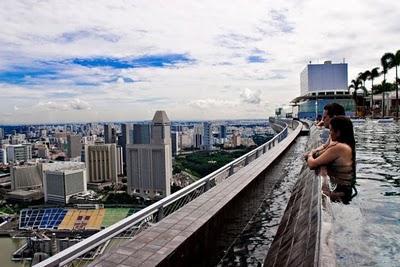 La piscina con la vista infinita en Marina Bay Sands Hotel- Singapure