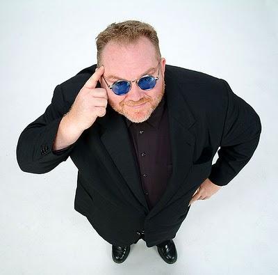 CON USTEDES... KEVIN JAMES, EL MAGO DE LO EXTRAÑO.