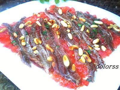 ANCHOAS Y PIÑONES SOBRE LECHO DE TOMATE