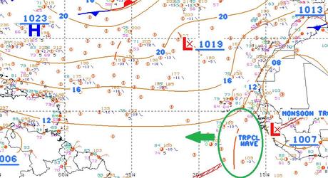 Mapa de Superficie. Las Ondas Tropicales se indican con la línea continua en forma de arco y su nombre en inglés 