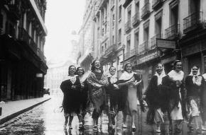 Jóvenes de camino a la Verbena de San Isidro, en Madrid