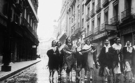 Jóvenes de camino a la Verbena de San Isidro en Madrid