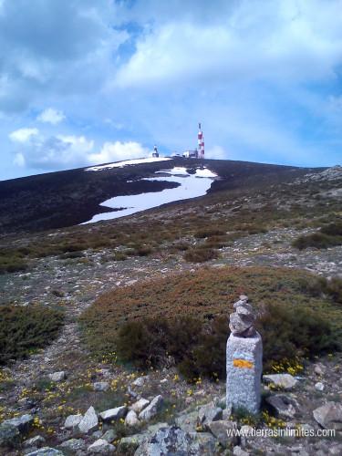 Bola del Mundo con nieve al fondo