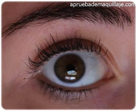 Colaboración Primavera con Isadora Swatch 1 de la máscara de pestañas Volume & Curl tono 10 Black de Isadora