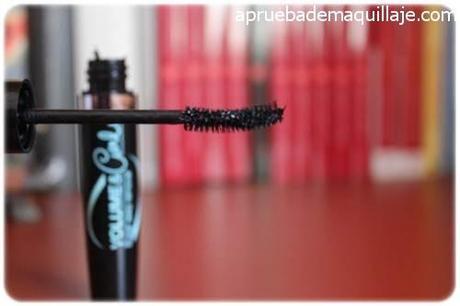 Colaboración Primavera con Isadora Goupillon de la máscara de pestañas Volume & Curl tono 10 Black de Isadora