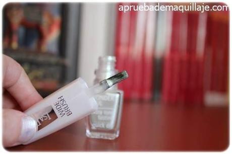 Colaboración Primavera con Isadora Pincel del esmalte de uñas Wonder Nail tono 777 Dragonfly de Isadora