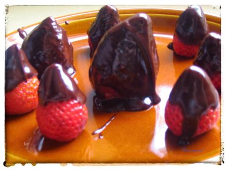 Gelatina natural de fresas acompañadas de fresas con chocolate