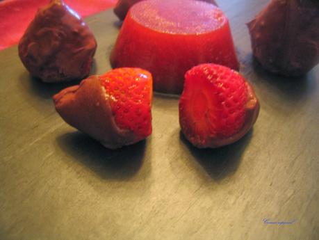 Gelatina natural de fresas acompañadas de fresas con chocolate