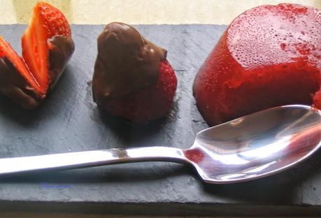 Gelatina natural de fresas acompañadas de fresas con chocolate