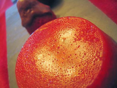 Gelatina natural de fresas acompañadas de fresas con chocolate