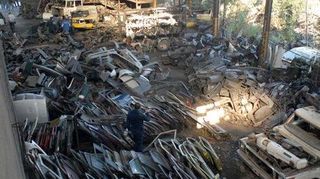 Obligan a dueños de autos a grabar la patente en el capó, el baúl y las puertas