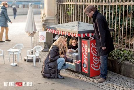 Nueva campaña de street marketing de Coca Cola para sus mini latas