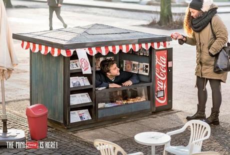 Nueva campaña de street marketing de Coca Cola para sus mini latas