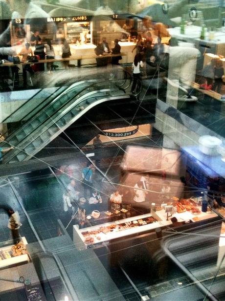 Vista hacia el interior a través de los vidrios de la terraza - foto por Emilio Canosa - clic para ver original