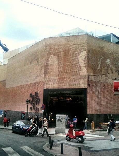 Movimiento junto a la entrada del mercado - foto por Emilio Canosa - clic para ver original
