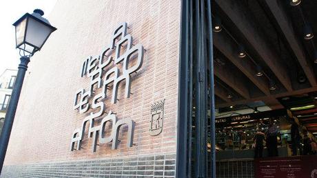 Entrada y letrero del mercado - Foto por Yukino Miyazawa en Flickr - clic para ver original