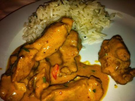 Pollo al curry con arroz basmati aromatizado con clavo