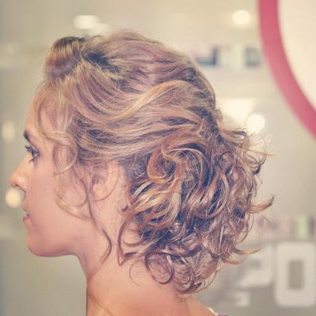 Como recoger un pelo rizado y ondulado Como recoger un pelo rizado y ondulado