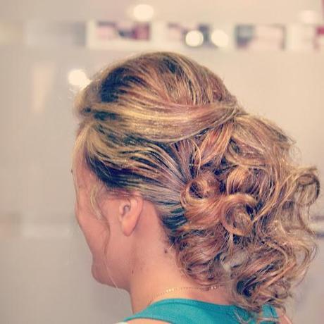 Como recoger un pelo rizado y ondulado Como recoger un pelo rizado y ondulado