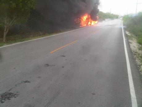 Muere chofer, niña y mujer en incendio camión en Duvergé.