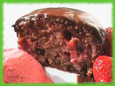 BIZCOCHO DE FRESAS CON CHOCOLATE