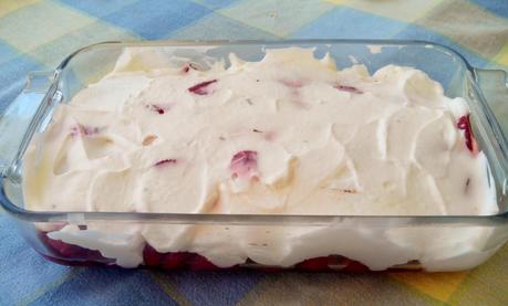 Pastel de fresas con tinto, bizcocho y nata