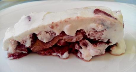 Pastel de fresas con tinto, bizcocho y nata Pastel de fresas con tinto, bizcocho y nata