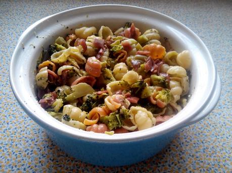 Pasta con brócoli, anchoas y parmesano
