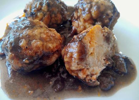 Albóndigas de salmón en tinta de calamar