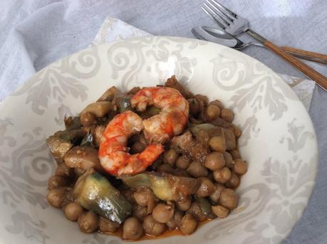 Potaje de garbanzos con gambas, sepia, y alcachofas